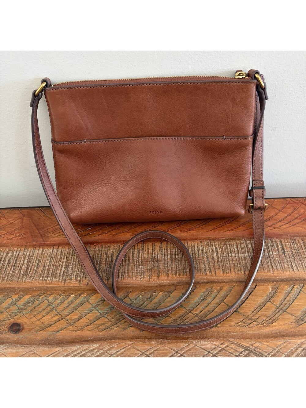 Fossil Women’s Brown Cowhide Leather Crossbody Bag Zip Top Adjustable Strap